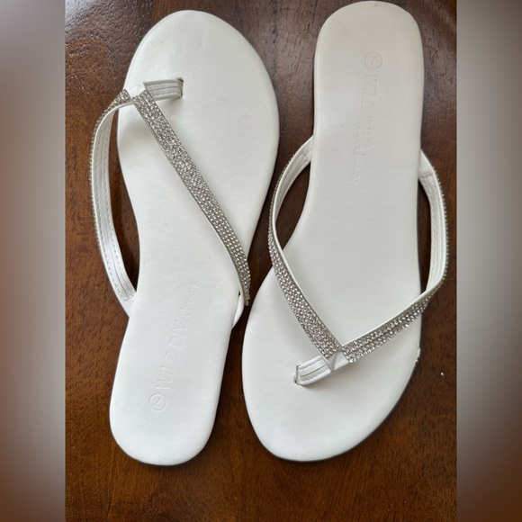 White Rhinestone Sandals Size 7 Glam Flip Flops Summer Party Shoes. - Picture 7 of 7